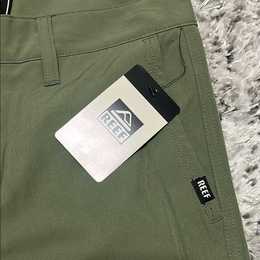 REEF Green Shorts - Picture 3 of 7
